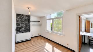 Situé au deuxième étage d'un immeuble à taille humaine, cet agréable appartement dispose d'un séjour lumineux bénéficiant d'une belle lumière naturelle.<br /><br />La cuisine séparée est équipée d'un réfrigérateur et d'un four combiné.<br />L'appartement comprend deux chambres spacieuses, dont la seconde dispose d'une pièce supplémentaire attenante, idéale comme bureau ou dressing.<br />La salle de bains est équipée d'une douche, d'un lavabo avec meuble, d'un WC ainsi que d'un raccordement pour une machine à laver.<br />Une cave privative est également à disposition.<br /><br />Idéalement situé à proximité des écoles, supermarchés, restaurants, transports en commun et principaux axes routiers.<br />L'appartement convient pour un maximum de 3 personnes et est disponible à partir du 01/01/2027.<br /><br />Aucune charge commune !