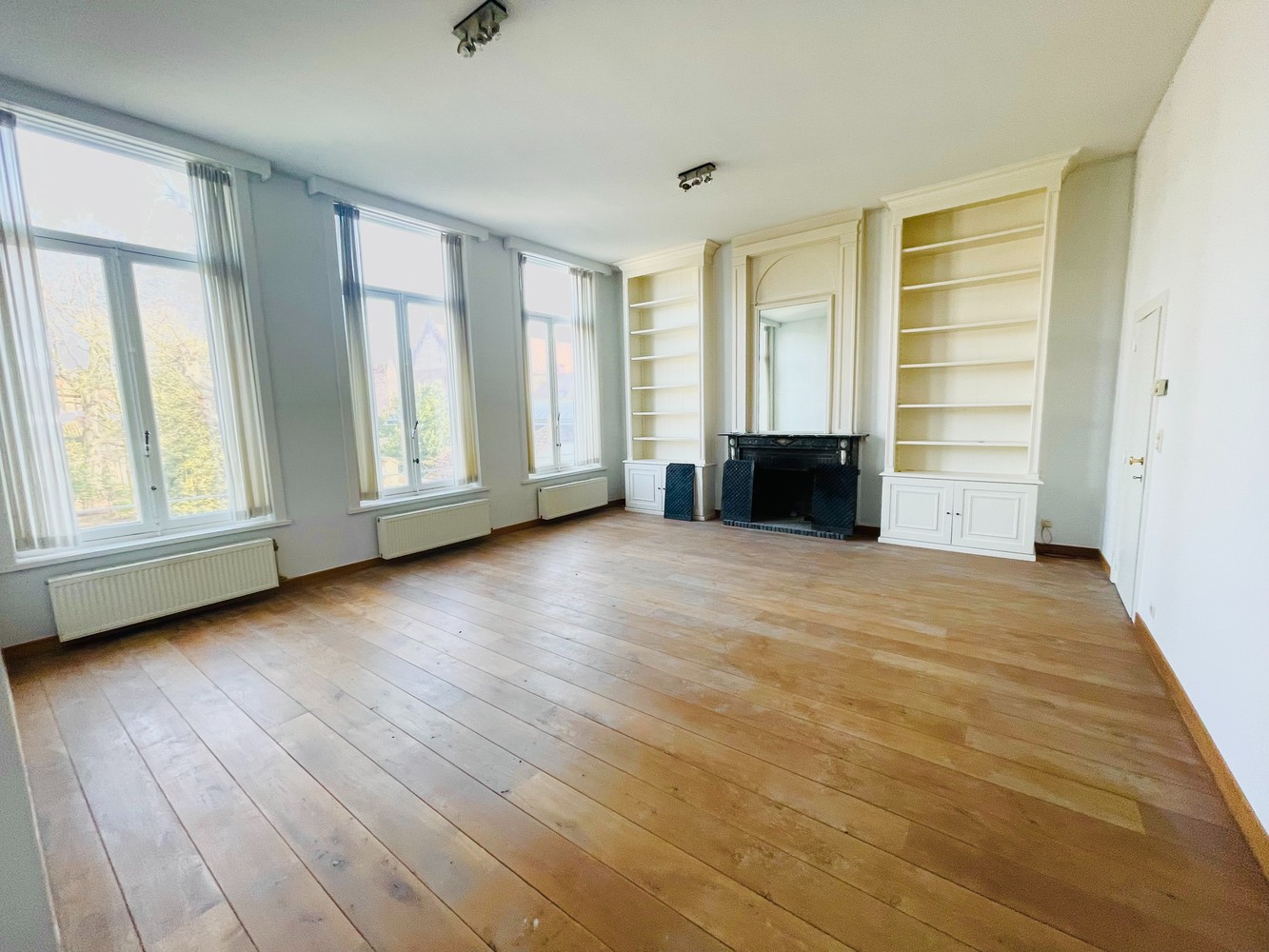 Brugge,aan de SINT-ANNAREI , DUBBEL APPARTEMENT( 250m²)  in een herenhuis  vooraan zicht op de Sint-Annarei, achteraan zicht op een grote gemeenschappelijke tuin,2  livings, 2 keukens, 4 slaapkamers, 2 badkamers. - photo 3