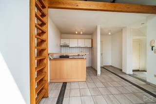 Op de bovenste verdieping van een goed onderhouden gebouw met 4 units, vindt u dit charmante appartement van ±60 m², ideaal gelegen in een...