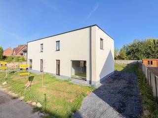 <p>Moderne HALFOPEN NIEUWBOUWWONING met ZONNIGE TUIN, DUURZAME TECHNIEKEN en een EIGENTIJDSE AFWERKING in het landelijke Everbeek. Deze stijlvolle woning combineert STRAK DESIGN met MAXIMAAL WOONCOMFORT. U geniet hier van een OPEN EN LICHTRIJKE LEEFRUIMTE met GROTE RAAMPARTIJEN die een mooi zicht en directe toegang bieden tot de TUIN. Aansluitend vindt u een MODERNE KEUKEN MET KOOKEILAND, ideaal voor wie houdt van gezellig koken en praktisch wonen. Op het gelijkvloers is er bovendien een PRAKTISCHE BERGING/WASPLAATS voorzien. De verdieping omvat DRIE VOLWAARDIGE SLAAPKAMERS, berging en een STIJLVOL INGERICHTE BADKAMER, perfect afgestemd op het comfort van een gezin of koppel. Buiten geniet u in alle rust van de tuin en de GROENE, LANDELIJKE OMGEVING. Gelegen in het charmante Everbeek, deelgemeente van Brakel, biedt deze ENERGIEZUINIGE WONING een aangename combinatie van hedendaags wonen, ruimte en natuur.<br /><br /><span><u>Sommige beelden in deze publicatie werden met behulp van artificiële intelligentie gegenereerd!</u></span><br /><br />Adres: Maandagstraat 2C te Brakel<br /><br />P-score: A, G-score: A; Bestuursmaatregelen in het maatregelenregister: neen.</p>