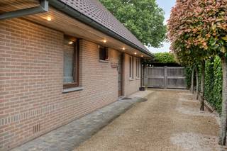 Gelegen in een cul-de-sac residentiële wijk, profiteert deze instapklare villa van een schitterende locatie. Alle nodige faciliteiten bevinden zich in de dichte nabijheid (Brugge centrum, invalswegen, handelszaken, scholen,...). De woning is gelegen op een perceel van 729 m² met zonnige zuidwestelijke oriëntatie. Indeling als volgt:Gelijkvloers:- Inkomhal met vestiaire en gastentoilet- Leefruimte met gashaard en zicht op de tuin- Ruime hoogwaardige keuken voorzien van alle toestellen- Polyvalente ruimte (bureau, slaapkamer, hobbyruimte,...)- Wasplaats/berging1ste verdiep:- Nachthall- 4 slaapkamers (waarvan 1 met aansluitende dressing)- 2 badkamers- ToiletExtra's:- Knap aangelegde tuin - Ruime oprit met voldoende parkeergelegenheid- Aparte staanplaats met laadpaal- Zolder goed voor stockage- Carport Bestuursmaatregelen in het maatregelenregister: in aanvraag