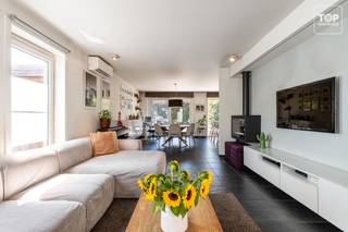 <p>Deze energiezuinige halfopen woning bevindt zich in een rustige en aangename woonwijk in Wondelgem. Het centrum van Gent ligt op slechts enkele minuten fietsen en is ook gemakkelijk bereikbaar met bus, tram of auto. Winkels, scholen, openbaar vervoer en het station van Wondelgem bevinden zich op korte afstand. Via de nabijgelegen R4 geniet u bovendien van een vlotte verbinding naar de belangrijkste invalswegen.</p>
<p>De woning werd gebouwd in 2011 en biedt een bewoonbare oppervlakte van 133 m² op een perceel van 250 m².</p>
<p>Troeven van deze woning:</p>
<ul>
<li>EPC-label A</li>
<li>15 zonnepanelen</li>
<li>Zuidwestgerichte tuin</li>
<li>Rustige, maar centrale ligging</li>
<li>Recente airconditioning op zowel de gelijkvloerse als de bovenverdieping</li>
<li>gasopen haard in de leefruimte</li>
<li>Laadpunt voor een elektrische wagen</li>
<li>Ruime tuinberging</li>
<li>Regenwaterput van 10.000 liter</li>
<li>Carport naast de woning</li>
</ul>
<p>Bij het betreden van de woning komt u terecht in de inkomhal met apart toilet. De leefruimte vormt één aangenaam geheel met een zit- en eethoek en een open keuken. Aansluitend bevinden zich de praktische wasplaats en de toegang tot het terras en de zonnige tuin.</p>
<p>Op de eerste verdieping beschikt de woning over drie volwaardige slaapkamers en een comfortabele badkamer, uitgerust met een douche, ligbad en toilet.</p>
<p>Deze verzorgde woning combineert hedendaags wooncomfort, energiezuinigheid en een uitstekende bereikbaarheid, en vormt daarmee de ideale thuis voor gezinnen of koppels die op zoek zijn naar een instapklare woning nabij Gent.</p>
<p><br />Contacteer Top Vastgoed voor een bezoek op 0475 700 700.</p>