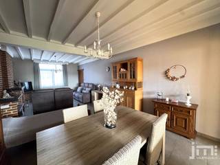 In het landelijke Kerniel vinden we deze woning in open bebouwing terug, rustig gelegen met een aangenaam vrij uitzicht over de omliggende Loonse velden.<br />De woning beschikt over drie slaapkamers, verschillende uitbreidingsmogelijkheden, twee garages en een gezellige tuin.<br /><br />Voor meer informatie of om een bezichtiging in te plannen, kan u steeds contact opnemen met Niels via 0473 39 44 39.<br /><br />Via de inkomhal komen we binnen in de woning en bereiken we de verschillende leefruimtes. De ruime woonkamer sluit mooi aan op de open keuken en de naastgelegen zitruimte. Vanuit de keuken is er rechtstreeks zicht op de tuin en het achterliggende landschap, waardoor binnen en buiten hier mooi met elkaar verbonden zijn.<br />Verder vinden we op het gelijkvloers een ruim apart toilet en een badkamer, uitgerust met een ligbad met douchecombinatie, lavabo en badkamermeubel. De inpandige garage zorgt voor bijkomend praktisch comfort en bergruimte.<br /><br />Op de eerste verdieping geeft de nachthal toegang tot drie slaapkamers. Via een vaste trap bereiken we de zolderverdieping. Deze ruimte biedt mogelijkheden om, mits de nodige aanpassingen, een bijkomende kamer in te richten.<br />Ook boven de inpandige garage bevindt zich nog een ruime zolderruimte, gelegen op hetzelfde niveau als de eerste verdieping. Hierdoor zijn er interessante mogelijkheden om de bestaande woonruimte verder uit te breiden.<br />Buiten beschikt de woning over een tweede, vrijstaande garage met aansluitend een klein tuinhokje.<br /><br />De tuin is aangenaam van formaat en kijkt vrij uit over de omliggende velden. Een fijne plek voor wie graag rustig woont zonder nood te hebben aan een bijzonder grote tuin.<br /><br /><span>*De vermelde oppervlaktes zijn indicatief. JM Vastgoed kan niet verantwoordelijk gesteld worden voor de juistheid van de verstrekte gegevens.</span>
