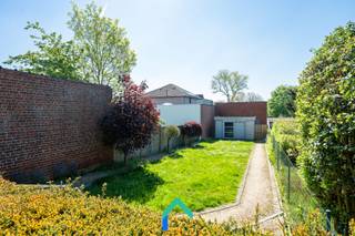 Algemeen<br />Welkom in deze verzorgde woning gelegen in de Lichterveldsestraat in Koolskamp. De woning ligt op een vijftal minuten van de oprit van de E403 te Lichtervelde van waaruit je makkelijk richting de kust of het binnenland kan.<br /><br />Indeling<br />Vanuit de inkomhal komen we in de ruime leefruimte, die voorzien is van een elektrische kachel. Hier is plaats voor zowel een comfortabele zithoek als een eethoek. Door ramen langs beide kanten geniet je hier van veel natuurlijk licht. Aansluitend bevindt zich de keuken, uitgerust met een dubbele spoelbak, elektrische kookplaat en oven. Vanuit de keuken is er bovendien toegang tot de praktische wasruimte en daarachter ligt de badkamer die is uitegerust met een toilet, douche en lavabo.<br />Op de eerste verdieping vinden we drie ruime slaapkamers die afgewerkt zijn met een laminaatvloer. Daarnaast beschikt de woning over een kelder van 21 m², ideaal als extra bergruimte. Er is bovendien ook een zolder van 41 m² met vaste trap die potentieel biedt om nog extra kamers te maken. De zuidoostgerichte tuin beschikt over een aangelegd terras waar het heerlijk vertoeven is op zonnige dagen. De tuin is zowel toegankelijk vanuit de inkomhal als vanuit de wasruimte, wat extra praktisch is. Achteraan vinden we een tuinhuis en een garagebox. De garagebox is te bereiken via een achteruitweg in de Walstraat.<br /><br />Varia<br />Achter de woning ligt ook een loods van ca. 160 m2. Deze kan optioneel meegekocht worden.<br /><br />Troeven<br />* Achteruitweg met garagebox<br />* Zolder met potentieel tot extra kamers<br />* Zuidoostgerichte tuin met terras<br />* Mogelijkheid aankoop achterliggende loods<br /><br />Wens je deze woning zelf te ontdekken? Neem contact op met Mathieu en plan jouw bezoek in!<br /><br />T: 0479 63 53 01<br />M: mathieu@gentill.be