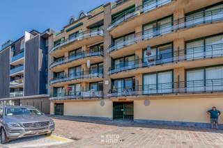 Knappe, bemeubelde studio te huur op jaarbasis, op wandelafstand van strand en zee.<br />De studio beschikt over een open keuken, zonneterras, kelder,...<br />Vlakbij het openbaar vervoer, grootwarenhuis, restaurant, bakker en slager gelegen. <br />Deze woonst beschikt over al wat nodig is om van uw verblijf aan zee een knusse stek te maken.<br />50 EUR syndicuskosten per maand.<br />EPC = 382