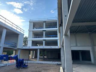 <strong>Nieuwbouw kantoor van 142 m²</strong> te koop in Zwevegem op amper 900 m van de Oudenaardsesteenweg (N391) die na 2 km verbinding biedt naar de E17 via op- en afrit 3 Kortrijk-Oost.<br /><br />Het casco+ kantoor situeert zich op de <strong>3de verdieping</strong> en is voorzien van vloerbekleding (keramische tegels), stopcontacten, schakelaars en lichtpunten. Verder beschikt de kwalitatieve kantoorruimte over videofonie, sanitair en verlaagde <strong>akoestische plafonds</strong>. Klimatisatie via warmtepomp. Ruime parkeermogelijkheden bij het gebouw.<br /><br />De ruimte maakt deel uit van het de nieuwbouw bedrijvencampus "PARK APART" en situeert zich in een stand alone kantoorgebouw met 3 verdiepingen aan de ingang van het project. Voorziene oplevering eind 2024.<br /><br />Contacteer <strong>PANORAMA B2B</strong> voor bijkomende inlichtingen, plannen of een vrijblijvend plaatsbezoek<strong> 056 222 256</strong>.