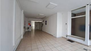 Instapklare winkelruimte op een commerciële ligging in de Langestraat, een drukke winkelstraat in het centrum van Brugge in een dichtbevolkte...