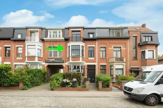 Située dans l’une des plus belles rues du quartier, cette exceptionnelle maison bourgeoise allie parfaitement le charme de l’authenticité au confort de vie contemporain. La propriété séduit par ses hauts plafonds, ses sols d’origine, ses magnifiques vitraux et de nombreux détails d’époque soigneusement préservés. Au fil des années, elle a bénéficié de rénovations de qualité tant sur le plan esthétique qu’énergétique, faisant aujourd’hui de cette demeure une maison familiale prête à emménager.<br /><br />Dès l’entrée, le hall majestueux vous mène vers un chaleureux espace de vie agrémenté d’un élégant parquet en chevrons et d’une cheminée conviviale. Dans le prolongement se trouve la salle à manger, qui s’ouvre harmonieusement sur une belle cuisine ouverte, véritable cœur de la maison. Le rez-de-chaussée comprend également une buanderie pratique ainsi qu’un WC invités.<br />À l’arrière, un espace polyvalent doté d’un élégant sol coulé bénéficie d’une connexion exceptionnelle avec le jardin grâce à une large baie vitrée coulissante sur toute la largeur de la pièce, créant ainsi un environnement de vie lumineux et agréable.<br /><br />Au demi-palier se trouve la salle de bains entièrement équipée, comprenant une baignoire, une douche et un meuble double vasque.<br />La vaste chambre parentale de pas moins de 25 m² dégage une atmosphère de calme et de confort. Sa moquette douce et sa banquette sur mesure renforcent le caractère chaleureux de la pièce. La maison dispose en outre de trois autres chambres spacieuses et parfaitement aménageables. La grande chambre située à l’avant bénéficie également d’un charmant balcon romantique.<br />Avec ses quatre chambres de belles dimensions, ses généreux espaces de vie et son agencement bien pensé, cette propriété offre tout le confort nécessaire à une famille à la recherche d’espace et de caractère. Une grande cave d’environ 45 m² complète l’ensemble et offre un vaste espace de rangement.<br /><br />Atouts :<br />• Authentique maison bourgeoise avec hauts plafonds, vitraux et sols d’origine<br />• Rénovation de qualité alliant confort moderne et performance énergétique<br />• Installation électrique conforme aux normes en vigueur<br />• Spacieux séjour avec parquet en chevrons et cheminée chaleureuse<br />• Quatre chambres de belles dimensions, dont une suite parentale de 25 m²<br />• Jardin agréable et balcon plein de charme<br />• Salle de bains entièrement équipée avec baignoire, douche et double vasque<br />• Grande cave d’environ 45 m²<br /><br />Une combinaison unique d’authenticité, d’espace et de confort contemporain dans un emplacement particulièrement recherché.<br /><br />La visite vidéo, le plan de la maison, le certificat PEB, le rapport de contrôle électrique et l’inventaire amiante sont déjà consultables sur le site Wellimmo, dans la rubrique « Documents ».<br />📩 Plus d’informations ou pour organiser une visite : info@wellimmo.net<br />📞 03/225 00 68