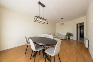 <div><div><section><div><div><div><div><div><div><p><span>Aan de <strong>Ter Heydelaan in Deurne</strong> bevindt zich dit goed onderhouden appartement van <strong>86 m²</strong>, gelegen op de <strong>derde verdieping</strong> van een kleinschalig gebouw van 1995. Dankzij de beperkte omvang van het gebouw geniet u hier van een aangename woonomgeving met <strong>lage algemene kosten</strong>.</span></p><p><span>Het appartement beschikt over een aangename leefruimte met voldoende lichtinval, een praktische keuken, twee slaapkamers, een badkamer, apart toilet en een buitenruimte. De indeling is functioneel en het geheel werd steeds goed onderhouden, waardoor het appartement meteen geschikt is voor eigen bewoning, maar ook bijzonder interessant blijft als investering. Het gunstige <strong>EPC-label B</strong> vormt hierbij een belangrijke bijkomende troef.</span></p><p><span>De ligging is centraal en praktisch, in de buurt van de Bosuil, met winkels, scholen, openbaar vervoer en belangrijke verbindingswegen vlakbij. Ook wie graag groen in de buurt heeft, zit hier goed: met <strong>Bremweide en Ertbrugge</strong> op korte afstand combineert dit appartement een vlotte bereikbaarheid met een aangename woonomgeving.</span></p><p><span>Door de combinatie van de goede ligging, de verzorgde staat, het gunstige EPC-label en de beperkte algemene kosten is dit een interessante opportuniteit voor wie zoekt naar een onderhoudsvriendelijke woonst of een zorgeloze investering in Deurne.</span></p><p><span><strong>PRIJS IS INCLUSIEF STAANPLAATS!</strong></span></p><p><span><strong>Troeven:</strong></span></p><ul><li><span>86 m²</span></li><li><span>3de verdieping</span></li><li><span>EPC-label B</span></li><li><span>2 slaapkamers</span></li><li><span>Kleinschalig gebouw</span></li><li><span>Lage algemene kosten</span></li><li><span>Centrale ligging in Deurne</span></li><li><span>Nabij Bremweide en Ertbrugge</span></li></ul><p><span><strong>Plan nu uw bezoek!</strong></span></p></div></div></div></div><div> </div><div><div> </div></div></div></div></section></div></div><div> </div>