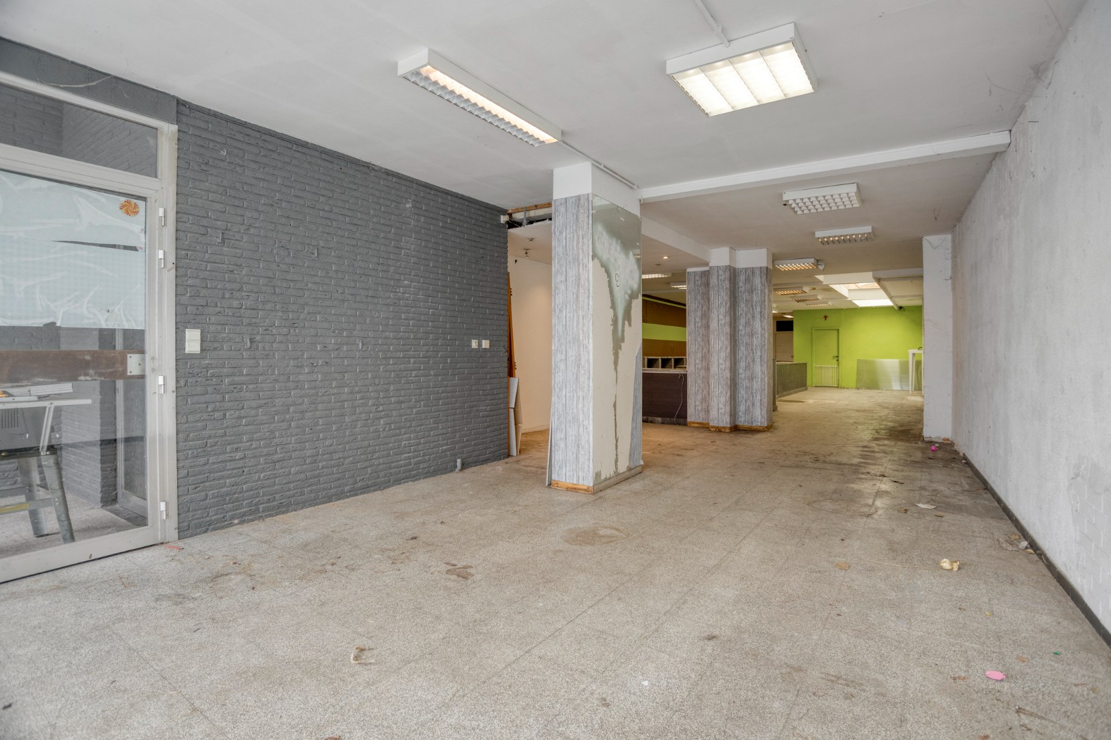 Bâtiment avec espace commercial/bureau et grand appartement avec terrasse sur le toit. - photo 5