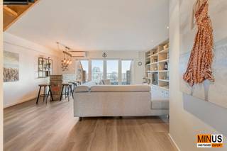 <p>TDeze instapklare duplex van ca. 130 m² is ideaal gelegen pal aan het station van Oostende, met trein, kusttram en bus in de onmiddellijke nabijheid. Een absolute topligging voor wie centraal wil wonen met maximale bereikbaarheid.</p>
<p>De leefruimtes bevinden zich op de zesde verdieping en bestaan uit een ruime, lichtrijke woonkamer met eetruimte en een volledig geïnstalleerde open keuken, aangevuld met een apart toilet en een praktische berging. Aansluitend geniet u van twee zonnige terrassen. Het oostgerichte terras aan de voorzijde biedt in de voormiddag zon en een fenomenaal uitzicht op de jachthaven, de Amandine en het historische stationsgebouw. Het westgerichte terras aan de achterzijde geniet zon van de middag tot de avond en kijkt uit op de spitsen van de Sint-Petrus-en-Pauluskerk.</p>
<p>Op de zevende verdieping bevinden zich drie volwaardige slaapkamers met inbouwkasten, een badkamer met inloopdouche, een tweede toilet en een lavabomeubel.</p>
<p>Het appartement werd gebouwd in 2001 en gerenoveerd in 2025. Dankzij het EPC-label A, privatieve zonnepanelen en een warmtepomp voor verwarming en koeling, die bovendien op afstand bedienbaar is, geniet u van een hoog wooncomfort en lage energiekosten. Verder zijn er een privatieve kelderberging en een gemeenschappelijke fietsenstalling.</p>
<p>Een unieke combinatie van ruimte, energiezuinigheid, zon en uitzicht op een uitzonderlijke centrale ligging aan de kust.</p>
