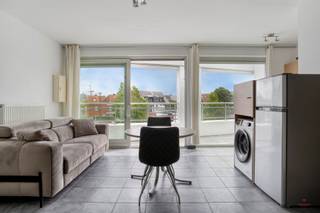 <p><span>Gezellige studio nabij het centrum van Waregem</span></p><p><span> </span></p><p><span>Deze bemeubelde studio is gelegen op de tweede verdieping en heeft een bewoonbare oppervlakte van 34m².<br />De centrale ligging biedt een uitstekende uitvalsbasis naar winkels, scholen, station, openbaar vervoer en het stadscentrum.</span></p><p><span> </span></p><p><span>Indeling</span></p><p><span>Leefruimte, geïnstalleerde keuken, badkamer (voorzien van douche, lavabo en toilet) en ruim Oostgericht terras. De studio wordt bemeubeld verhuurd.</span></p><p><span> </span></p><p><span>Troeven</span></p><ul><li><span>Energiezuinig </span></li><li><span>Centrale verwarming op gas</span></li><li><span>Prachtige ligging nabij het centrum</span></li></ul><p><span> </span></p><p><span> </span></p><p><span>Voor meer informatie, neem contact op met Ellen op 0474/86.04.52 of via <span>ellen@heritagevastgoed.be</span></span></p><p><span> </span></p><p><span>Huurprijs: € 650 (€ 620 euro basishuur en 30 euro gemeenschappelijke kosten) <br />Huurwaarborg: 3 maanden huur <br />Extra kosten: aandeel huurder in kost plaatsbeschrijving <br />Beschikbaarheid: </span><span>onmiddellijk</span></p><p><span> </span></p>