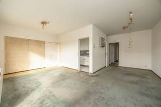 <p><span>Zoek je een appartement met ruimte en potentieel dat je volledig naar eigen smaak kan inrichten? Dit op te frissen appartement met 3 slaapkamers op de Oudstrijderslaan 55 biedt de ideale basis, gelegen in een verzorgd gebouw met lift.</span></p><p><span>De highlights:</span></p><ul><li><span>3 volwaardige slaapkamers</span></li><li><span>Gebouw met lift</span></li><li><span>EPC D-label (geen renovatieverplichting)</span></li><li><span>Inclusief private kelderberging</span></li><li><span>Rustige, aangename straat</span></li></ul><p><span>Indeling: Je komt binnen via de inkomhal die leidt naar de lichtrijke leefruimte. De aansluitende keuken is reeds uitgerust met alle nodige toestellen.</span></p><p><span>Het appartement beschikt over drie slaapkamers en een badkamer uitgerust met een douche. Inbegrepen in de verkoop is een private kelderberging, ideaal voor extra opslagruimte. Dankzij het EPC D-label geldt er geen renovatieverplichting, waardoor je op je eigen tempo kan vernieuwen.</span></p><p><span>Buurt: Gelegen in een rustige straat in Hoboken met winkels, scholen, parken en openbaar vervoer op wandelafstand. Vlotte verbinding naar de Antwerpse Ring en A12.</span></p><p><span>Interesse in een bezoek? Neem contact op via 03/646.66.55 of lynn@sinjoor.be!</span></p>