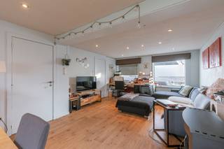 Meer info of een bezoek? Contacteer Eva via 0475693822 of eva@vicusvastgoed.be<br /><br />STARTPRIJS: €199.000<br /><br />In het rustige en aangename Wijnendale bevindt zich deze te renoveren woning met een uitstekende bereikbaarheid. Winkels, scholen en openbaar vervoer liggen in de nabije omgeving, met een vlotte verbinding richting Torhout en Brugge. Dankzij de praktische indeling is gelijkvloers wonen perfect mogelijk, aangezien alle essentiële voorzieningen zich op het gelijkvloers bevinden.<br /><br />Bij het betreden van de woning komt u terecht in een lichtrijke leefruimte met een gezellige gashaard. Aansluitend bevindt zich de keuken met rechtstreekse toegang tot de tuin. Op het gelijkvloers vindt u de masterbedroom eveneens de badkamer, uitgerust met een lavabo en een douche in bad. <br /><br />Op de eerste verdieping bevinden zich nog twee volwaardige slaapkamers.<br /><br />Daarnaast beschikt de woning over een kleine garage, ideaal als opbergruimte voor fietsen, bromfietsen of extra opslag.<br /><br />Meer info of een bezoek? Contacteer Eva via 0475693822 of eva@vicusvastgoed.be