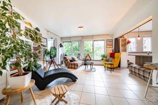 Situé au 1er étage d'une résidence récente, à proximité immédiate du centre-ville et de toutes les commodités, cet agréable appartement séduit par son excellent état d'entretien et sa luminosité.<br /><br />Il se compose d'un hall d'entrée, d'un WC séparé avec lave-mains, d'un spacieux séjour baigné de lumière naturelle avec cuisine ouverte entièrement équipée donnant accès à une terrasse de ± 6 m², d'une réserve/buanderie, d'une salle de bains équipée d'un meuble lavabo et d'une baignoire, ainsi que de deux chambres confortables.<br /><br />Le bien bénéficie également d'une cave privative ainsi que d'un emplacement de parking en sous-sol, apportant un confort appréciable au quotidien.<br /><br />Caractéristiques techniques : châssis PVC double vitrage, chauffage électrique par accumulation, installation électrique conforme, résidence bien entretenue, etc.<br /><br />Un bien idéal pour un investissement serein ou pour une occupation personnelle grâce à sa situation stratégique et ses faibles contraintes d'entretien.<br /><br />Actuellement loué au prix de 725 €/mois, auxquels s'ajoutent 70 € de charges communes.<br /><br />PEB : C – Espec : 179 kWh/m².an – E Total : 13.061 kWh/an – code unique : 20190107000566.