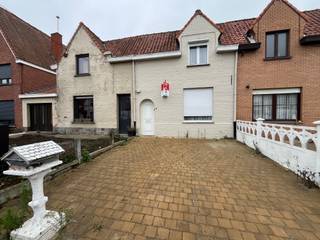 Roeselare - Rijwoning te koop.Interessant pand voor belegging mits opknapbeurt. De woning heeft veel potentieel.De wagen kan op de staanplaats voor...