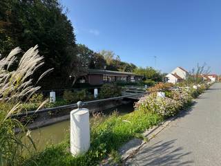 De opgegeven prijs is een startprijs. Deze woning wordt aangeboden in samenwerking met het biedplatform COVAST.<br />Meer info op www.covast.be of aarzel niet om contact met ons op te nemen. <br /><br />Voormalig dienstencentrum op een perceel van 973 m² met interessante herontwikkelingsmogelijkheden. Volgens de voorschriften van BPA nr. 96 ‘Lissewege Dorpskom’ zijn, bij het wegvallen van de bestemming van openbaar nut, de voorschriften voor eengezinswoningen van toepassing. Hierdoor biedt de site interessante mogelijkheden voor een residentiële herontwikkeling