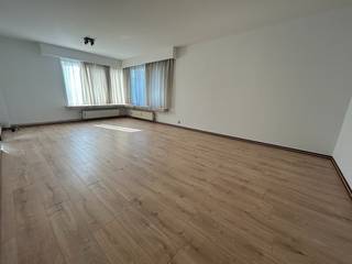Gelijkvloersappartement met 2 slaapkamers en terrasje in wijk Groenenhoek. Inkomhal met ingemaakte kasten. Ruime leefruimte met nieuwe laminaat. Keuken met oven, elektrische kookplaat, dampkap en ijskast. Badkamer met inloopdouche. Apart wc. 175 euro maandelijkse kosten inclusief water en verwarming. Onmiddellijk beschikbaar.