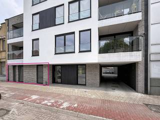 <p>BEZOEKDAG ZONDAG 20 SEPTEMBER TUSSEN 10h-16h MET OF ZONDER AFSPRAAK.<br />Kwalitatief afgewerkt gelijkvloers appartement (bwj 2024) op wandelafstand van allerlei faciliteiten bestaande uit een inkomhal met afzonderlijk toilet, gezellige leefruimte met eet-en zithoek (parket), prachtige volledig uitgeruste open keuken, praktische was/bergplaats, ingerichte badkamer (inloopdouche + dubbele wastafel), master bedroom met dressing, kinderkamer, dressing/3<sup>de</sup> slaapkamer en een privatieve tuin met terras en uitweg via garage die bij te kopen is voor 25.000€.</p>
<p>Extra troeven:</p>
<ul>
<li>Uiterst energiezuinig</li>
<li>Voorzien van 9 zonnepanelen</li>
<li>Vloerverwarming</li>
<li>Conforme keuring elektriciteit</li>
<li>Dubbele beglazing + vliegramen</li>
<li>Op een steenworp van scholen, winkels, het centrum en openbaar vervoer</li>
<li>Tot in de puntjes afgewerkt en Instapklaar!</li>
</ul>
<p>Dit appartement is te koop ZONDER makelaar via het concept van Smart Houses! Verdere inlichtingen of bezoek? Contacteer rechtstreeks de eigenaar via 0471/47.19.67</p>