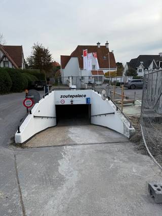 Zeer ruime garagebox te huur in residentie Zoute Palace gelegen naast het Albertplein.<br />Makkelijk in te rijden.<br /><br />Wekt deze garage uw interesse op? Contacteer ons!<br />Ref: G725