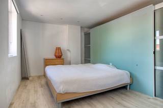 www.ruedescroisons14.beBienvenue au centre d'Amougies, où cette maison rénovée offrant un grand potentiel est à vendre. On entre dans l'agréable pièce à vivre avec cuisine. Au premier étage, on trouve la première chambre avec toilettes séparées et la salle de bains. Les combles ont été aménagés en deuxième chambre à part entière. L'ancienne annexe arrière est déjà prévue pour être entièrement réaménagée et doit encore être finie. Cette maison semi-ouverte dispose d'une grande allée pouvant accueillir plusieurs voitures et d'un grand jardin ensoleillé avec un abri de jardin et un accès à l'arrière. La combinaison idéale entre un logement prêt à emménager et un potentiel d’agrandissement dans un environnement calme et un magnifique jardin. Vous souhaitez voir plus de photos ou organiser une visite ? Contactez Stein au 0468 41 38 48 ou à l’adresse stein@immovercoutere.be