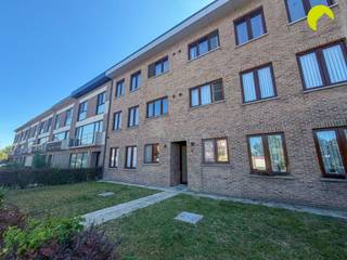 <p><span>In een rustige woonwijk te Lint vinden we dit verzorgd 2-slaapkamer appartement met bijhorende garagebox. </span></p><p><span>Het appartement bevindt zich op de 2de verdieping van een gebouw zonder lift met lage maandelijkse kosten.</span></p><p><span> </span></p><p><span>Indeling:</span></p><p><span> </span></p><p><span>We betreden het appartement via de ruime inkomhal. Hier bevindt zich een apart toilet, wat handig is voor gasten.</span></p><p><span>Aan de voorzijde bevinden zich de lichte leefruimte en de keuken voorzien van alle comfort. aansluitend vinden we een grote berging met aansluiting voor wasmachine en droogkast.</span></p><p><span>Centraal in het appartement bevindt zich de badkamer met ligbad en lavabo. </span></p><p><span> </span></p><p><span>Aan de achterzijde bevinden zich twee ruime slaapkamers (14m</span><span><sup>2</sup></span><span> en 11m</span><span><sup>2</sup></span><span>). Via de kleinste slaapkamer heeft u toegang tot het zuidgerichte terras.</span></p><p><span> </span></p><p><span>Tot slot is er ook een garagebox. </span></p><p><span> </span></p><p><span>Troeven:</span></p><p><span> </span></p><ul><li><span>EPC-label C: 261 kWh/(m²/jaar)</span></li><li><span>Zuidgericht terras </span></li><li><span>Gemeenschappelijke kosten: 15/maand (blokpolis en minuterie)</span></li><li><span>Huurwaarborg: 3 maanden huur</span></li><li><span>Plaatsbeschrijving: 225 per partij</span></li><li><span>Beschikbaar: 01/11/2026</span></li></ul><p><span> </span></p><p><span>Boek nu zelf ONLINE uw afspraak in. Surf naar het betreffende eigendom op onze website www.habicom.be en klik op de roze knop 'PLAN EEN BEZOEK'. </span></p><p><span>Kies het moment dat u het beste uitkomt, vul de gevraagde contactgegevens in en klik nadien op verzenden om te bevestigen.</span></p><p><span>Benieuwd naar de waarde van jouw woning? Check het gratis op www.watismijnhuiswaard.be</span></p><p><span> </span></p><p><span> </span></p>