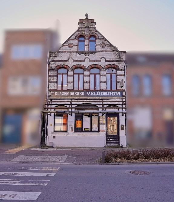 Handelspand met bovenliggende woonst – Volledig te renoveren - foto 1