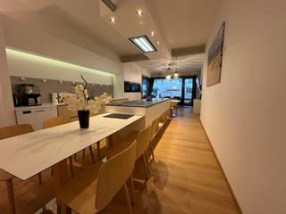 Ontdek deze stijlvolle, volledig gemeubelde en volledig ingerichte loft van 90 m², ideaal gelegen midden in het centrum van Koksijde. Van meubels...