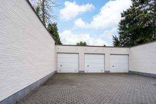 <p><span>Bent u op zoek naar een veilige en vlot toegankelijke parkeer- of opslagruimte in Kapellen? Aan de Koraalstraat 6 bevindt zich deze uitstekend gelegen garagebox, die een perfecte oplossing biedt voor buurtbewoners of investeerders. Het betreft de linkse garagebox, recht tegenover de ingang, in een kleinschalig, achterliggend garagegebouw van in totaal drie eenheden.</span></p>
<p><span>Een van de grootste troeven van dit vastgoed is de absolute privacy en veiligheid. De garagebox ligt discreet ingeplant achter een residentieel appartementsgebouw met slechts drie appartementen en het terrein is bovendien volledig afgesloten. Hierdoor staat uw voertuig of materiaal altijd beschut en buiten het zicht van de straat geparkeerd.</span></p>
<p><span>De garagebox omvat de volledige privatieve en uitsluitende eigendom van de box zelf inclusief de bijbehorende elektrisch bediende afsluitpoort. De garage is voorzien van verlichting en een dubbel stopcontact.</span></p>
<p><span>Kortom, een unieke kans om een zorgeloze en veilige staanplaats te bemachtigen op een rustige, residentiële locatie in Kapellen. Neem vandaag nog contact op voor meer informatie of een bezoek ter plaatse. Bel 03 240 11 99 of stuur een berichtje.</span></p>