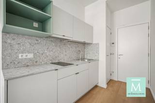 <p><span>STUDENTS ONLY! Gemeubelde studio in hartje Mechelen - EERSTE BEWONING NA RENOVATIE </span></p><p><span>Kom blokken in Blokstraat 10", dé moderne en knusse thuisbasis voor studenten die comfortabel willen wonen. Je komt terecht in een spiksplinternieuwe doch supergezellige studio, voorzien van alle modern comfort en gemak.</span></p><p><span>Zeer centraal gelegen in hartje Mechelen (Vismarkt) terwijl je geniet van een rustige straat vlakbij alle voorzieningen (Thomas More, winkels, bushaltes, de levendige Markt en Bruul, etc.)</span></p><p><span>De studio is gelegen op de eerste verdieping met grote ramen richting de tuin en dus veel daglicht. De studio beschikt over een ruime aparte badkamer, een apart toilet alsook een leefgedeelte met slaapplaats, zithoek en open kitchenette.</span></p><p><span> </span></p><p><span>Ter info:</span></p><p><span>·De studio heeft een totale oppervlakte van 22,5m² en omvat een aparte toilet alsook een aparte ruimte badkamer met douche, ingebouwde lavabo met lade en spiegel.</span></p><p><span>·De kitchenette werd uitgevoerd in zeer mooie materialen en is voorzien van ledverlichting. Deze omvat verder een koelkast, een inductievuur met twee zones, een telescopische dampkap en een grote lavabo met ééngreepskraan. Er werd plaats voorzien voor het toevoegen van een vrijstaande microgolfoven (zelf mee te brengen). </span></p><p><span>·De studio is bemeubeld met een enkel bed (matras zelf te voorzien), een bureau van 160x80cm, een bureaustoel en een kleerkast. Persoonlijke aankleding en detaillering laten we aan de bewoner over (binnen de grenzen van het huishoudelijke reglement).</span></p><p><span> </span></p><p><span>Verder beschikt het pand over het modernste gemak en technische eisen als volgt:</span></p><p><span>·videofoon met kleurenscherm per individuele studio;</span></p><p><span>·verwarming (én koeling in kamers en studio's) via warmtepomp en ventiloconvector;</span></p><p><span>·grote gemeenschappelijke ruimte op gelijkvloers met volledig uitgeruste keuken, zithoek en apart toilet;</span></p><p><span>·gemeenschappelijke tuin waar het heerlijk vertoeven is in lente, zomer en herfst!</span></p><p><span>·vloerverwarming in de gemeenschappelijke delen</span></p><p><span>·ventilatie systeem C;</span></p><p><span> </span></p><p><span>ENKEL voor studenten !</span></p><p><span>Maandelijkse gemeenschappelijke lasten bedragen 75 (provisie) en omvatten water, elektriciteit, verwarming en internet.</span></p><p><span>Kom zeker langs voor een bezoek en ontdek Blokstraat 10, dé plek in Mechelen om te studeren, relaxen én connecteren.</span></p><p><span> </span></p><p><span>Voor een bezoek of meer info : contacteer De Makelaardij - 015 20 20 82 - info@demakelaardij.be</span></p><p><span> </span></p>