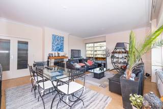 <p>In het hart van het gegeerde Parc Brugmann biedt dit lichtrijke appartement van ±120 m² een unieke woonbeleving, omringd door groen, rust en mooie volumes.</p>
<p>Gelegen op de 3de verdieping straalt het appartement een warme en open sfeer uit. Vanaf de inkomhal merkt u meteen de vlotte indeling. De leefruimte van ±33 m², badend in het licht, geeft uit op een oostgericht terras, ideaal om te genieten van de eerste zonnestralen en een open uitzicht. De keuken van ±10 m², te renoveren naar eigen smaak, biedt toegang tot een tweede terras van ±10 m² op het zuiden, perfect voor zonnige dagen.</p>
<p>Het nachtgedeelte omvat 3 comfortabele slaapkamers, een douchekamer, een volledig uitgeruste badkamer, een dressing en een doordachte indeling die optimaal wooncomfort garandeert. Het appartement verkeert in goede algemene staat en overtuigt door zijn potentieel, lichtinval en aangename omgeving.</p>
<p>Een grote garage en 2 kelders maken dit aanbod compleet.</p>
<p>Momenteel verhuurd via een 9-jarig contract gestart op 01/08/2012, met een huurprijs van 914 €/maand exclusief kosten. Gemeenschappelijke kosten bedragen 200 €/maand (excl. verwarming), aangevuld met 67 €/maand reservefonds. EPC in opmaak.</p>
<p>Een zeldzame opportuniteit in een wijk met tijdloze elegantie, waar elke dag begint in rust en licht.</p>
<p><span>3de verdieping</span>: App F3 Blok I</p>
<ul>
<li>Inkomhal van ±6 m² met ingemaakte kasten</li>
<li>Keuken van ±10 m² (te renoveren) met toegang tot terras van ±10 m² (zuidgericht)</li>
<li>Toilet met handenwasser</li>
<li>Leefruimte van ±33 m² met toegang tot terras van ±18 m² (oostgericht)</li>
<li>Nachthal</li>
<li>Slaapkamer van ±14 m²</li>
<li>Slaapkamer van ±13 m²</li>
<li>Douchekamer</li>
<li>Slaapkamer van ±14 m²</li>
<li>Badkamer van ±7 m² (bad, toilet, wasruimte, dubbele lavabo)</li>
<li>Dressing</li>
</ul>
<p>Grote garage inbegrepen (nr. 15 & 16) Blok 1 op -2<br />2 kelders inbegrepen (nr. 35 & 38)</p>