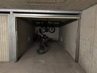 Uiterst centraal gelegen garagebox te koop te Middelkerke, René Mouchotteplein, vlakbij centrum en Zeedijk.Afmetingen:- Diepte: 5,45m- Breedte:...