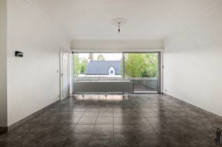 <strong>Lichtrijk appartement in Kontich-Kazerne </strong><br /><br />Dit appartement van ca. 82 m², gelegen in het gezellige <strong>Kontich-Kazerne</strong>, biedt alles voor wie comfortabel wilt wonen. Dankzij de <strong>grote ramen</strong> geniet je overal van een <strong>optimale lichtinval</strong> en een aangename sfeer. Het appartement is recent <strong>volledig opgefrist</strong> (geschilderd, nieuwe vloeren in de slaapkamers, nieuwe ramen,...). Er is ook een mogelijkheid om een <strong>garagebox</strong> extra bij te huren. <br /><br /><strong>Algemeen:</strong><br />- Recent opgefrist <br />- Bewoonbare oppervlakte: ca. 82 m² + terras 4 m²<br />- Gunstig EPC met B score<br />- Optimale lichtinval <br />- 2 slaapkamers met nieuwe vloeren<br />- Ruime bergruimte, ideaal voor kantoor of extra berging<br />- Badkamer met douche en voorzieningen WM/DK + apart toilet<br />- Privatieve kelderberging<br />- Fietsenberging <br />- Beschikbaarheid: onmiddellijk <br />- Mogelijkheid voor het huren van een garagebox (80,- euro/maand) <br /><br /><strong>Technische kenmerken/renovaties:</strong><br />- Ramen zijn recent vernieuwd (2026)<br />- CV ketel op gas en nieuwe radiatoren <br />- Gunstig EPC B label<br />- Maandelijkse lasten: ca. 70,- euro (onderhoud gem. delen, provisie water,...) <br /><br /><strong>Indeling (ca. 82 m²):</strong><br />- Leefruimte met doorgang naar de keuken (ca. 40 m²)<br />- Geïnstalleerde keuken met oven, kookvuur en ijskast<br />- Nachthal <br />- Badkamer met douche en voorzieningen WM/DK<br />- Ruime bergruimte/polyvalante ruimte<br />- 2 volwaardige slaapkamers <br /><br /><strong>Onmiddellijke omgeving:</strong><br />- Zeer vlotte bereikbaarheid naar Antwerpen en Brussel (A12)<br />- Scholen, winkels, openbaar vervoer op fiets- en wandelafstand<br />- Nabij het centrum van Kontich en op wandelafstand van het treinstation