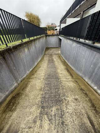 Autostaanplaats te huur in privé residentie gelegen te Kapellelaan 382, 1860 Meise.Meer info of een bezoek ter plaatse? Contacteer ons via 02 460...