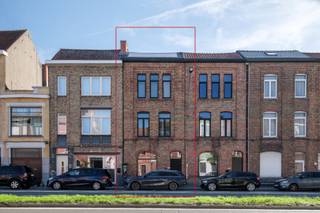 Bel Sander rechtstreeks op 0479355602 voor een bezoek. <br /><br />Aan de rand van de Brugse Poort, op zeer bereikbare locatie te Gent, wordt deze bijzondere gerenoveerde (2016) woning te koop aangeboden. Achter de verzorgde gevel gaat een knap uitgedachte, stijlvolle woonst schuil, met klare ruimtes, veel lichtinval en heel wat bergruimte. <br /><br />Bij het binnentreden vinden we onmiddellijk een grote inkom met inloopkasten en plaats voor fietsen. Achter de schuifwand zien we vervolgens de royale leefruimte. Hier is onder meer gelegenheid voor een ingewerkt bureau, salon en eetplaats. De strakke keuken en de ingemaakte ontbijthoek geven het geheel een verzorgde, moderne look. Via de imposante schuiframen is er toegang tot de gezellige stadstuin. Verder op het gelijkvloers is er toegang tot een praktische, droge kelder. <br /><br />Op de eerste verdieping vinden we het gastentoilet, de knap afgewerkte badkamer met ingewerkte wasplaats en een eerste grote kamer. Bemerk zeker de charmant afgewerkte trap- en trapwanden in hout. Op de tweede verdiepingen bevinden zich een dressing en opnieuw een grote kamer met tal van ingemaakte kasten en een wastafel. <br /><br />Zonnepanelen - gunstig EPC (119) - elektrisch conform - asbestveilig - postinterventie- en volledig bouwdossier beschikbaar.
