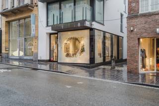 Bent u op zoek naar een handelsruimte op een topligging?In de Leiestraat op wandelafstand van de verlaagde Leieboorden en de Grote Markt bevindt zich...