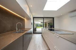 Ontdek deze smaakvol en grondig gerenoveerde energiezuinige woning met omgevingsvergunning (2023), gelegen in het charmante centrum...