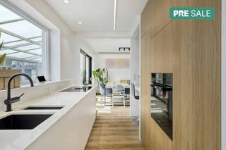 This ready-to-move-in and qualitatively renovated home is conveniently located in Roeselare, with an easy connection to major access roads.The lower floor was completely renovated: electricity, sanitary facilities and gas pipes were renewed and the spaces were opened up for a bright living environment. The finish was done with an eye for detail and quality, including veneer wood, custom cabinets and sustainable materials. The modern kitchen is equipped with high-quality appliances, including a Bora hob, and fits seamlessly into the living space.Strong investments were also made in terms of comfort and energy. The house has solar panels, a charging station, an air-air heat pump on the upper floor (cooling and heating) and an energy-efficient gas fireplace. Additional features include the electric gate, the electric shutter and dimmable LED lighting. The terrace was recently renewed and the garden has been fully landscaped.With four full bedrooms, a dressing room and a functional bathroom, this is an ideal family home.LayoutGround floor:- Entrance hall- Guest toilet- Bright living space with veranda- Fully equipped kitchen- Indoor garageFirst floor:- 4 bedrooms- BathroomLandscaped garden with renewed terraceInterested in this high-quality and ready-to-move-in home? Feel free to contact us for a visit:Jeroen Taillieu — 0493 25 14 33 — jeroen.taillieu@dewaele.comThe property is offered through the Pre-sale formula. On 04/04/2026 between 14:00 and 16:00, you can come visit the property by appointment and make an offer. The listed price is a starting price. For further information, please contact the property agent.