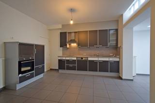 ARDOOISESTEENWEG 149 - 8800 ROESELARE<br /><br />Volledig gerenoveerde woning te huur. De woning beschikt op het gelijkvloers over een inkomhal, een bureau/bergruimte en een ruime leefruimte met een modern ingerichte open keuken. Op de verdieping bevinden zich twee slaapkamers en een badkamer met douche. Buiten geniet de woning van een terras, een tuin en een praktische tuinberging. <br /><br />De woning is onmiddellijk beschikbaar.