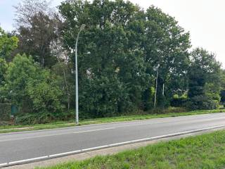 In een aangename residentiële omgeving in Merksplas bevindt zich dit uitzonderlijk ruime villaperceel met een oppervlakte van maar liefst 2.634m². Dankzij de combinatie van ruimte, privacy en een vlotte bereikbaarheid vormt dit perceel een mooie basis voor het realiseren van een ruime gezinswoning.<br /><br />Het perceel beschikt over een straatbreedte van ca. 35 meter. De royale afmetingen bieden uitstekende mogelijkheden voor het bouwen van een vrijstaande woning in open bebouwing, met volop ruimte voor een ruime tuin en verschillende mogelijkheden om het perceel naar eigen wens in te richten.<br /><br />De residentiële ligging zorgt voor een woonomgeving met veel privacy, terwijl het centrum van Merksplas en de omliggende gemeenten vlot bereikbaar zijn. Hierdoor geniet u van een aangename combinatie van kwalitatief wonen en een goede bereikbaarheid.<br /><br />Een uniek perceel voor wie op zoek is naar ruimte en vrijheid om een ruime gezinswoning te realiseren op een mooie locatie in Merksplas.<br /><br />Troeven:<br />• Royaal villaperceel van 2.634m²<br />• Straatbreedte van ca. 35 meter<br />• Geschikt voor open bebouwing<br />• Veel ruimte en privacy<br />• Ideaal voor een ruime gezinswoning<br />• Residentiële ligging met vlotte bereikbaarheid