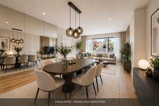 <p>Dit ruime en lichtrijke appartement van ca. 118 m² bevindt zich in de Magdalenastraat in Sint-Andries, op een bijzonder centrale ligging vlak bij Brugge. Openbaar vervoer, het station van Brugge, scholen, winkels en tal van andere voorzieningen liggen op korte afstand, wat zorgt voor een uitstekende bereikbaarheid.</p>
<p>Het appartement is gelegen op de tweede verdieping van residentie Orchideeën en geniet van een mooi open zicht. Via de inkomhal betreed je de ruime leefruimte met een gezellige zit- en eetplaats. De grote raampartijen zorgen voor een overvloed aan natuurlijk licht en versterken het gevoel van ruimte. Aansluitend bevindt zich de keuken met een praktische berging, vanwaar je toegang hebt tot het terras aan de voorzijde.</p>
<p>Verder beschikt het appartement over twee volwaardige slaapkamers en een derde, kleinere slaapkamer met toegang tot het terras achteraan. De badkamer is uitgerust met een ligbad, douche en wastafel. Daarnaast is er een afzonderlijk toilet aanwezig.</p>
<p>Bij de verkoop zijn bovendien een private kelder en een aparte garage inbegrepen in de prijs.<br /><br /><span>Er zijn geen maatregelen gevonden op dit kadastraal perceel volgens onze opvraging bij het Maatregelenregister.</span></p>
<p>Interesse?<br />Contacteer Beau via beau@waeyler.be of 0470 54 16 27.</p>