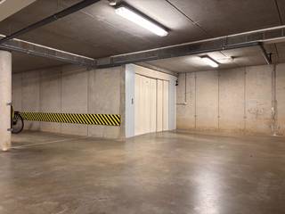 Ondergrondse parkeerplaats tussen het MAS en de Londenbrug. <br />De parking is bereikbaar via een autolift. <br />Afmetingen: 250cm x 500cm. Smalste punt van de parkeerplaats is 230cm omwille van een steunpaal.