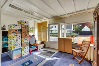 <p>Bienvenue à Sint-Lambrechts-Herk, une section paisible et verdoyante de Hasselt où il fait bon vivre. Situé au 541 Chaussée de Saint-Trond, vous profitez d’un emplacement idéal : à proximité du centre de Hasselt, avec des liaisons aisées vers Saint-Trond, l’E313 et les villages environnants. Commerces, écoles, transports en commun et loisirs se trouvent tous à proximité.</p>
<p>Cette spacieuse maison semi-mitoyenne combine vie privée et activité professionnelle de manière pratique. La façade avant comporte encore une vitrine de l’ancienne fonction commerciale – idéale pour ceux qui souhaitent exercer une activité indépendante, un cabinet ou un bureau à domicile.</p>
<p>À l’intérieur, la maison offre un agencement fonctionnel avec trois grandes chambres, dont une au rez-de-chaussée et une au deuxième étage, accessible par un escalier fixe. La propriété dispose également d’un grand garage actuellement utilisé comme buanderie et espace de rangement supplémentaire. À l’arrière, un espace extérieur couvert constitue un coin agréable pour profiter du jardin toute l’année. Le petit jardin facile à entretenir complète parfaitement l’ensemble.</p>
<p>La maison est chauffée au mazout et est soumise à l’obligation de rénovation énergétique. L’acquéreur doit atteindre au minimum le label énergétique D dans les cinq ans suivant l’achat. Nous nous ferons un plaisir de vous conseiller et de vous donner des astuces pour y parvenir.</p>
<p>Vous cherchez une maison abordable avec du potentiel ? Alors ce bien mérite assurément une visite.</p>
<p>Plus d’informations ou envie de planifier une visite ?<br />Contactez Sabine de Living Stone via<br />📧 sabine.janssens@living-stone.be<span></span> ou ☎️ 0485 47 99 71.</p>