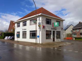 Gunstig gelegen handelspand met woonst vlakbij het centrum van Geel en de ringweg bestaande op de gelijkvloerse verdieping uit: commerciële ruimte...