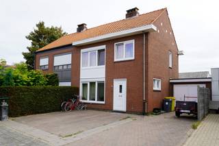 Deze half open bebouwing in het centrum van Itegem is zeer goed onderhouden.In de inkomhal, met praktische ingebouwde kasten, bevindt zich een apart...