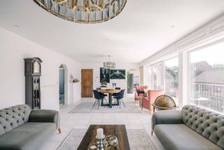 <p><span>DESTELBERGEN - Uitzonderlijk ruim duplexappartement met zonnig terras</span></p><p><span> </span></p><p><span>Gelegen aan de Dendermondesteenweg 527 in Destelbergen bevindt zich dit uitzonderlijk ruime en lichtrijke duplexappartement met een indrukwekkende bewoonbare oppervlakte van maar liefst 214 m². </span></p><p><span>Dankzij de centrale ligging bevinden scholen, winkels, openbaar vervoer en alle dagelijkse voorzieningen zich op wandelafstand, terwijl het nabijgelegen Damvalleimeer en het Reinaertpark zorgen voor een perfecte balans tussen vlotte bereikbaarheid en rustgevend groen. Bovendien is het appartement zeer energiezuinig met een EPC-label B en beschikt het over 12 zonnepanelen en een thuisbatterij met een capaciteit van 10kWh.</span></p><p><span> </span></p><p><span>Via de inkomhal bereikt u het appartement. Op de eerste verdieping bevinden zich een apart toilet, een ruime en lichtrijke leefruimte met aansluitende eetplaats en de keuken, voorzien van alle hedendaags comfort. Zowel vanuit de leefruimte als vanuit de keuken heeft u toegang tot het ruime, zuidgerichte terras met praktische terrasberging. Aansluitend aan de keuken bevindt zich een handige berging met aansluiting voor wasmachine. Verder vindt u op deze verdieping een badkamer met douche, en een eerste volwaardige slaapkamer, die momenteel is ingericht als dressing. </span></p><p><span> </span></p><p><span>Op de tweede verdieping bevinden zich nog drie volwaardige slaapkamers, waardoor het appartement in totaal over vier slaapkamers beschikt. </span></p><p><span> </span></p><p><span>Zowel de inkomhal als de nachthal zijn voorzien van ingemaakte kasten, wat zorgt voor extra opbergruimte. Bovendien bevindt zich op het gelijkvloers nog een afzonderlijke berging. </span></p><p><span> </span></p><p><span>Met zijn unieke woonoppervlakte, vier volwaardige slaapkamers, zuidgericht terras, energiezuinig EPC-label B en centrale ligging vormt dit duplexappartement een ideale woonst voor wie op zoek is naar ruimte en comfort. </span></p><p><span> </span></p><p><span>Belangrijk:<br />Richtprijs: € 445.000</span></p><p><span>EPC: 119 kWh/m² jaar</span><span> </span><span> (B)</span></p><p><span> </span></p><p><span>Contacteer Axel Lenaerts makelaars voor meer informatie of een bezoek: <span>destelbergen@axellenaerts.be</span></span><span> of 09/219.08.77</span></p><p><span> </span></p>