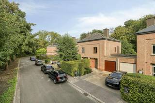 Welkom in deze fijne instapklare woning in Sint-Amandsberg, Gent. <br /><br />We starten in de inkomhal. Een praktische entree met gastentoilet en toegang tot de verschillende ruimtes van de woning.<br /><br />Vervolgens komen we in de leefruimte die in verbinding staat met de keuken. Beide ruimtes bevinden zich naast elkaar met een brede doorgang. Eigen ruimtes, maar wel met een open gevoel!<br /><br />Via de trap bereiken we de eerste verdieping. Hier bevinden zich één slaapkamer en een dressing, die perfect als derde kamer zou kunnen dienen. Verder op deze verdieping bevindt zich de badkamer. <br /><br />Op de tweede verdieping vinden we nog een slaapkamer en een extra (technische) bergruimte. <br /><br />Achteraan beschikt de woning over een leuke, zuidoost georiënteerde tuin met prachtig groen zicht. Een zeer aangename buitenruimte waar je rustig kunt genieten!<br /><br />Ook praktisch is de inpandige garage, die zorgt voor extra bergruimte en comfort.<br /><br />De woning zal uiterlijk 01/08/2027 beschikbaar zijn. <br /><br />De eigendom wordt aangeboden via de Pre-sale formule. Van 24/10/2026 om 09:00 tot 26/10/2026 om 13:00 kan u het huis op afspraak komen bezichtigen en een bod uitbrengen. De vermelde prijs is een instelprijs. Voor meer info, gelieve contact op te nemen met de dossierverantwoordelijke.<br /><br />Bestuursmaatregelen in het maatregelenregister: nee
