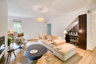 Deze sfeervolle en lichtrijke woning geniet van een bijzonder rustige ligging op het einde van een doodlopende straat. Een unieke plek waar privacy, ruimte en wooncomfort perfect samenkomen.<br />Binnen word je verwelkomd in een aangename leefruimte met veel natuurlijke lichtinval. De gezellige salonruimte en eetplaats sluiten mooi op elkaar aan en creëren een warme, huiselijke sfeer. De open keuken beschikt over een praktische ontbijthoek en staat rechtstreeks in verbinding met de verzorgde tuin, waardoor binnen en buiten mooi in elkaar overvloeien.<br />De woning beschikt over vier ruime slaapkamers en biedt dan ook alle ruimte voor een gezin. Extra comfortabel is de aanwezigheid van een doucheruimte op het gelijkvloers en een tweede badkamer met ligbad op de verdieping. Ook de twee afzonderlijke toiletten zorgen voor het nodige praktische comfort.<br />Buiten geniet je van een ruime oprit met voldoende parkeermogelijkheden, aangevuld met een inpandige garage en aparte berging. De rustige ligging, helemaal op het einde van de straat, zorgt bovendien voor een aangenaam gevoel van privacy.<br />Ook op energetisch vlak scoort deze woning bijzonder goed. De zonnepanelen en het zeer gunstige EPC dragen bij aan een energiezuinige en toekomstgerichte woning.<br />Een instapklare gezinswoning met vier slaapkamers, veel licht en privacy, waar je in alle rust woont en toch van alle hedendaags comfort geniet. Een woning die je vooral ter plaatse moet komen ontdekken.