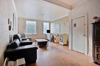 Gelegen te Hulshoutsesteenweg in Westerlo vinden we deze op te frissen woning terug. Zowel de omliggende gemeenten als verschillende faciliteiten zijn vlot bereikbaar.<br /><br />Beschrijving:<br />We betreden de woning via de inkomhal. Gevolgd door een ruime leefruimte met aansluitend de goed uitgeruste open keuken en veranda. Achterliggend bevindt zich nog een berging/technische ruimte, een apart gastentoilet en een ruime slaapkamer voorzien van een airco. Verder brengt de gelijkvloerse verdieping ons nog toegang tot een voorraadkelder en een badkamer uitgerust met een ligbad, een wastafel en een toilet. <br /><br />De eerste verdieping biedt nog 2 volwaardige slaapkamers beide uitgerust met een airco.<br />De zolder is te bereiken via een vaste trap, geschikt als stockageruimte.<br /><br />Tot slot zorgt het volledig omheinde perceel voor een uitzonderlijk groene omgeving en biedt het tal van mogelijkheden. De totale oppervlakte van 980m² zorgt dat het hier heerlijk vertoeven is.<br /><br />Troeven:<br />- Gunstig EPC label: C<br />- Voorzien van airco's<br />- Elektriciteit conform<br /><br />Voor meer info of een bezoek contacteer ons via info@vastengoed.be of via 014/72 73 74.<br /><br />Wenst u een gratis schatting van uw eigendom? Contacteer ons via 014/72 73 74.