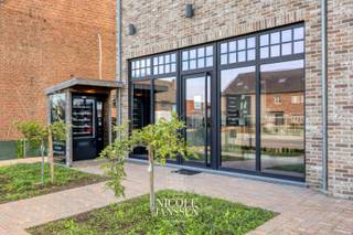 Dit veelzijdige pand combineert een zeer mooie handelsruimte op het gelijkvloers met een volwaardige ruime woning op de verdieping. Een interessante combinatie voor wie wonen en werken op één locatie wil samenbrengen. De degelijke en kwalitatieve materialen en stijlvolle inrichting maken dit pand uniek in zijn soort. De grote kelder met inrit langs achteren biedt nog extra bergruimte. <br /><br />=> Ligging<br />Dit nieuwe pand is vlot bereikbaar en geniet van een strategische locatie voor uiteenlopende handels- of professionele activiteiten. <br />Op eigen terrein is er meer dan voldoende parkeergelegenheid en de uitstekende zichtlocatie vlakbij Maasmechelen en Dilsen is bijzonder interessant. <br /><br />=> Gelijkvloers - handel<br />- Zeer mooie verbruiksruimte, ideaal voor afhaaldiensten of winkel in detailhandel<br />- Veel lichtinval in deze verzorgde winkelruimte<br />- De bruikbare handelsoppervlakte van maar liefst 175m² maken dat dit pand geschikt is voor diverse doeleinden<br />- Zo zijn er diverse luchtige werkruimtes<br />- Momenteel ingericht met een afwaskeuken, magazijn, toilet, ...<br />- Aan de voorzijde van het pand is er nog een aparte kantoorruimte, afzonderlijk te bereiken maar ook in verbinding met de achterliggende ruimtes<br />- Voldoende bergruimtes/archief<br /><br />=> Verdieping - woning<br />- Via de mooie natuurstenen trap komt men in de bovengelegen ruime woning<br />- Veel licht typeert deze ruime woonkamer<br />- L-vormige leefruimte met open keuken, voorzien van alle nodige comfort<br />- Gastentoilet met fonteintje in de hal<br />- Wasplaats/berging<br />- Ouderlijke slaapkamer met airco en rechtstreekse verbinding naar ruimte voor dressing<br />- Tweede slaapkamer met ruimte voor dressing<br />- Stijlvolle badkamer met grote inloopdouche, toilet en waskom op mooi badkamermeubel<br />- Zeer ruim terras aan de achterzijde met een zeer mooi vergezicht over de achterliggende weilanden<br /><br />=> Zolder<br />- Grote propere en geïsoleerde zolder, eventueel verder in te richten of af te werken<br /><br />=> Kelder<br />- Gegoten praktische kelder/garage van 42m², bereikbaar via een automatische sectionaalpoort<br /><br />=> Tuin<br />- Er bevindt zich nog een apart stukje tuin dat fijn privé te gebruiken is<br /><br />=> Indeling<br />-- Gelijkvloers - handelspand: winkelruimte/verbruiksruimte, bureel/ontvangstruimte met eigen ingang, toilet, grote werkplaats/atelier, twee bergruimtes en afwasruimte/berging;<br />-- Verdieping - woning: overloop, gastentoilet, L-vormige woonkamer met open keuken, wasplaats, badkamer, ouderlijke slaapkamer met ruimte voor dressing, tweede slaapkamer met ruimte voor dressing, dressings zijn gescheiden door een geïsoleerde gyprocwand, waardoor het eenvoudig is om hiervan een extra slaapkamer van te maken en ruim terras;<br />-- Zolder: grote open ruimte (verder af te werken en in te richten);<br />-- Kelder: kelder/garage van 42m²